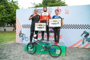 Photo Pemenang Jakarta Cycling Challenge 2024 KU 13-14 di Jakarta International Velodrome.