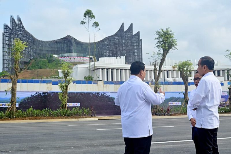 Joko_Widodo_and_Prabowo_Subianto_near_the_Garuda_Palace