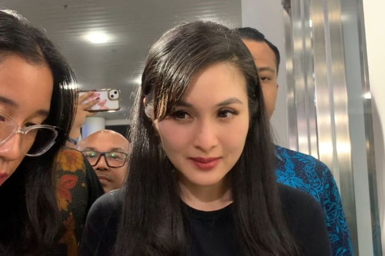 SANDRA DEWI