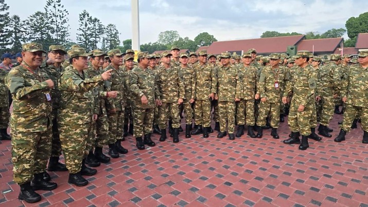 seluruh-menteri-dan-wakil-menteri-anggota-kabinet-merah-putih-mulai-menjalani-pembekalan-di-akademi-militer-magelang-jawa-teng_169