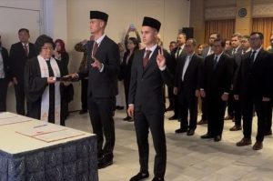 Mees Hilgers dan Eliano Reijnders pada saat disumpah.