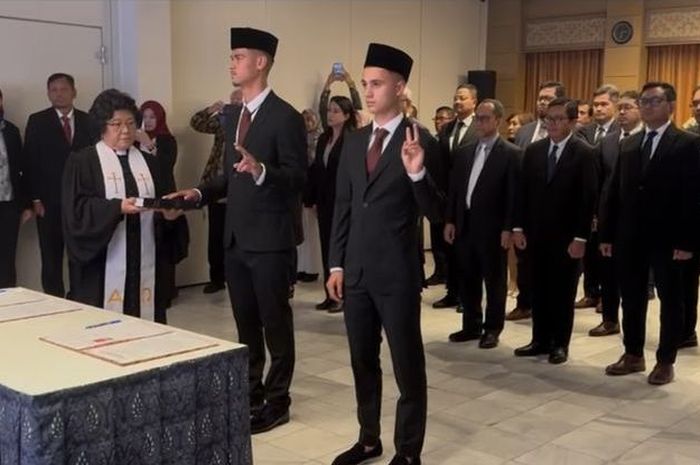 Mees Hilgers dan Eliano Reijnders pada saat disumpah.