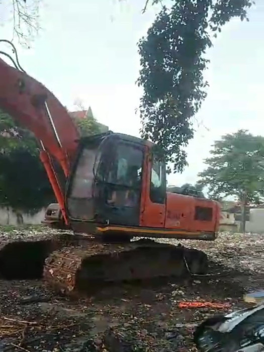 Excavator yang diturunkan ke lokasi oleh PT.GAS