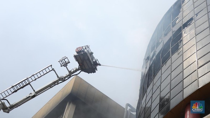 kebakaran-besar-yang-melanda-glodok-plaza-jakarta-barat-yang-terjadi-pada-rabu-151-malam-masih-berlangsung-hingga-pagi-ini-par-10_169