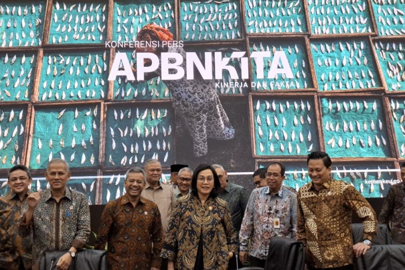 Photo: Bisnis-Surya Dua Artha Simanjuntak; Menteri Keuangan Sri Mulyani Indrawati dan jajarannya dalam konferensi APBN KiTa di Kemenkeu, pada Kamis (13/3/2025). 