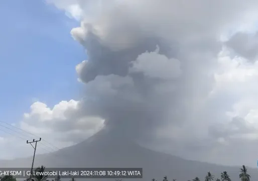  Gunung Lewotobi Laki-Laki erupsi lagi pada Jumat (8/11/2024), pukul 10.44 Wita.