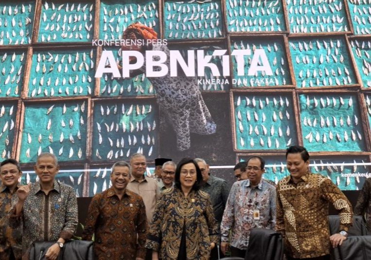 Photo: Bisnis-Surya Dua Artha Simanjuntak; Menteri Keuangan Sri Mulyani Indrawati dan jajarannya dalam konferensi APBN KiTa di Kemenkeu, pada Kamis (13/3/2025). 
