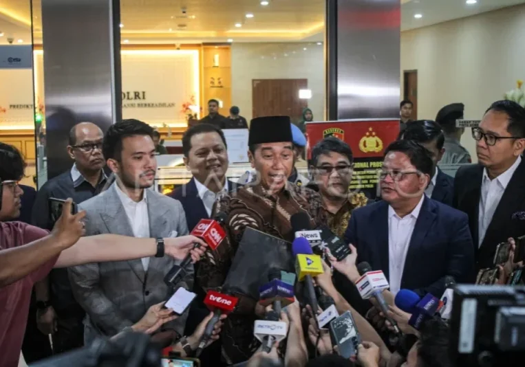 jokowi-memenuhi-panggilan-bareskrim-polri-1i8f9-dom