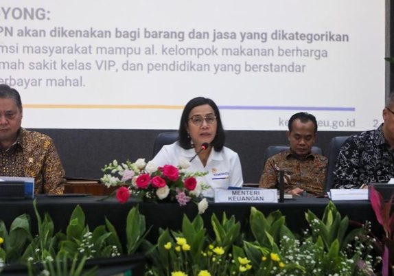 Foto: Menteri Keuangan, Sri Mulyani saat Konferensi Pers Paket Kebijakan Ekonomi: Akselerasi Pertumbuhan Ekonomi Inklusif & Berkelanjutan di Kantor Menkoperekonomian, Jakarta, Senin (16/12/2024). (CNBC Indonesia/Faisal Rahman)